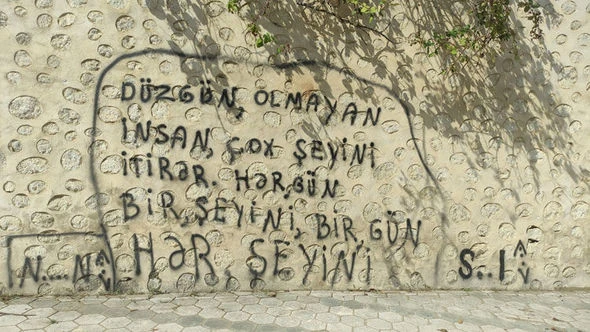 Şuşa divarlarında tale yazıları – FOTO