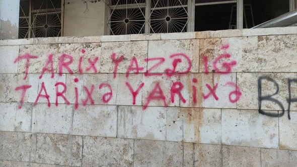 Şuşa divarlarında tale yazıları – FOTO
