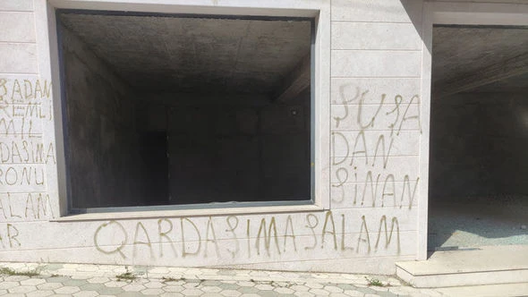 Şuşa divarlarında tale yazıları – FOTO