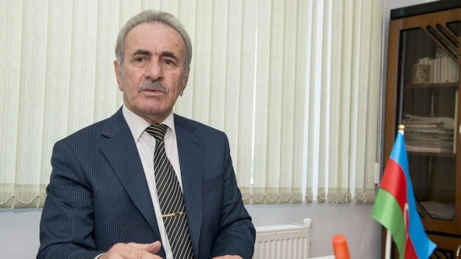 Xalq artisti komaya düşüb - FOTO