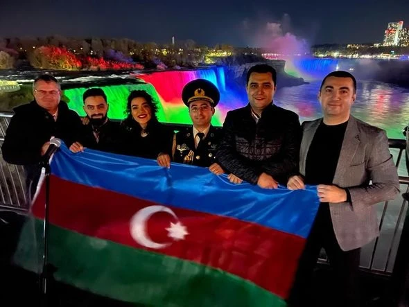 Ниагарский водопад окрасился в цвета флага Азербайджана - ФОТО