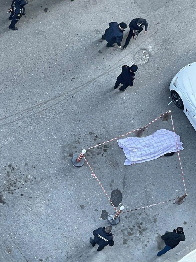 Bakıda gənc oğlan özünü hündürmərtəbəli binadan atdı - FOTO