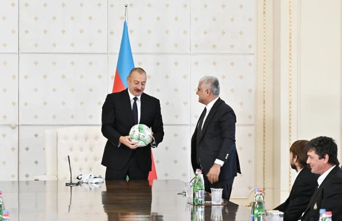 Ильхаму Алиеву подарили футболку 
