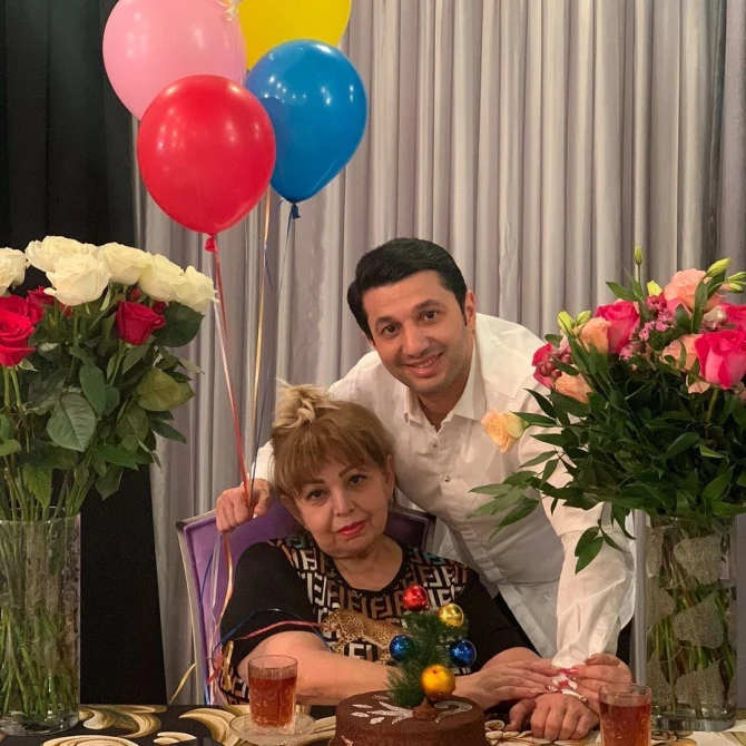 Xəyyam Nisanov anasını belə təbrik etdi  - FOTO
