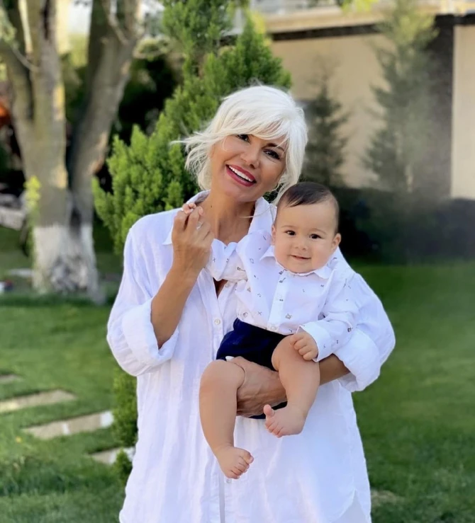Nərgiz Cəlilova ilk dəfə nəvəsini göstərdi - FOTO