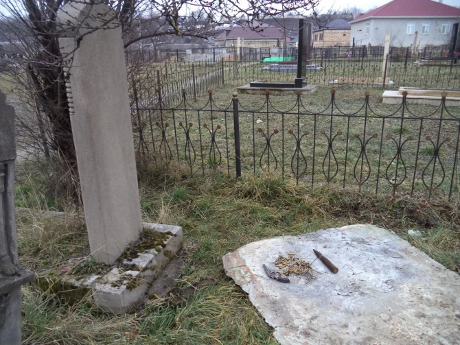 Qəbiristanlıqda silah-sursat aşkarlanıb - FOTO