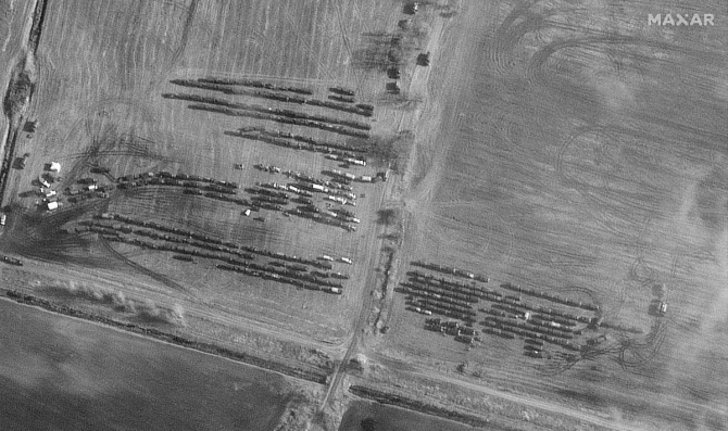 Belarusun Ukrayna ilə sərhədi yaxınlığında 150 helikopter park edilib - FOTO