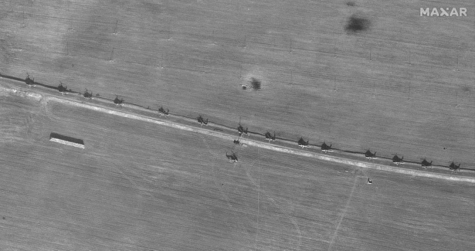 Belarusun Ukrayna ilə sərhədi yaxınlığında 150 helikopter park edilib - FOTO