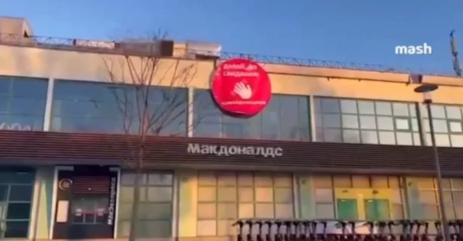 Rusiyanı tərk edən brend şirkətlərə azərbaycanlı meyxanaçının qafiyəsi ilə etiraz edildi