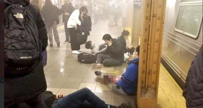 Nyu-York metrostansiyasında insanlara silahlı hücum edilib: 13 yaralı - VİDEO