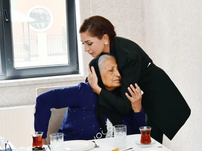Prezident İlham Əliyev və Birinci xanım Mehriban Əliyeva şəhid Mahir Məmmədovun ailəsinin qonağı olublar - FOTO