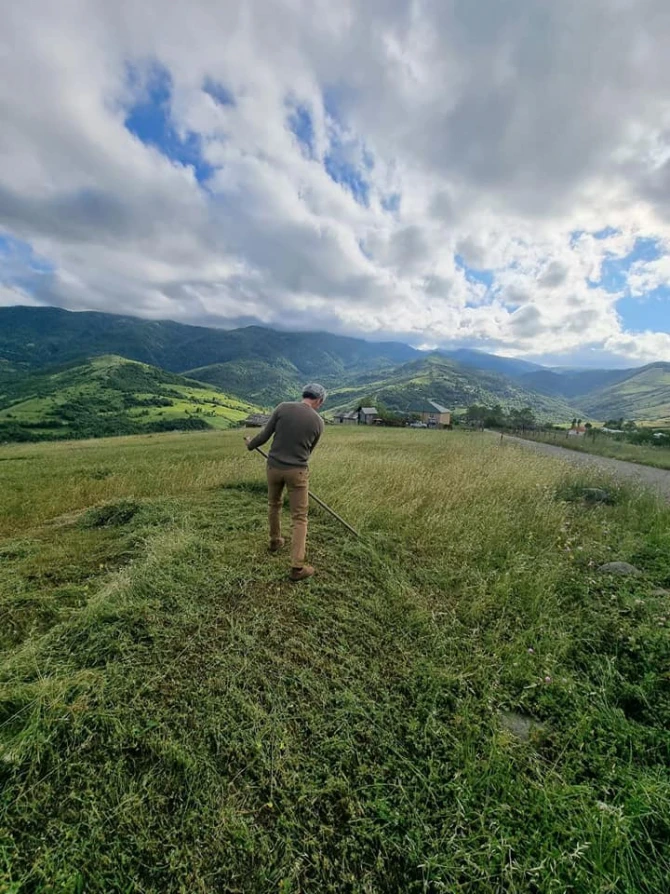 Fransa səfiri Yardımlıda ot biçdi - FOTO