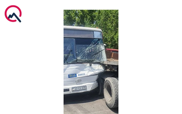 Bakıda marşrut avtobusu ağır qəza törətdi, xəsarət alanlar var - FOTO