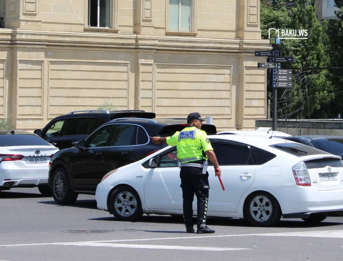 Yol polisi Bakıda Formula 1 tıxacını aradan qaldırmaq üçün belə çalışır - FOTO/VİDEO