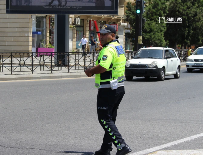 Yol polisi Bakıda Formula 1 tıxacını aradan qaldırmaq üçün belə çalışır - FOTO/VİDEO
