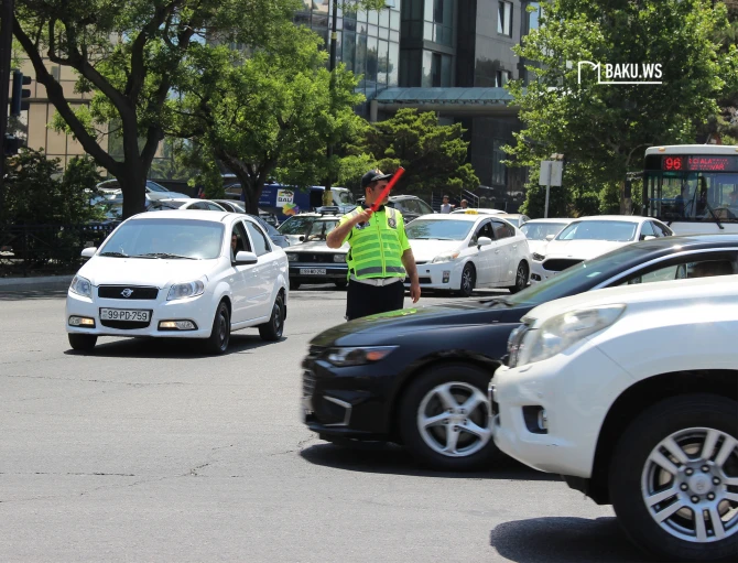 Yol polisi Bakıda Formula 1 tıxacını aradan qaldırmaq üçün belə çalışır - FOTO/VİDEO