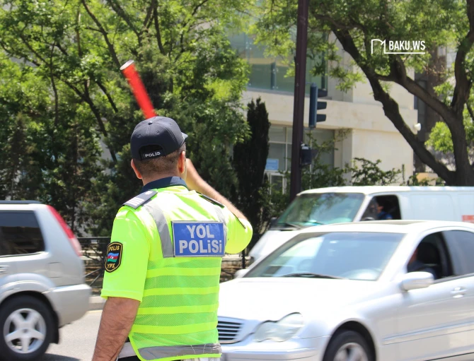 Yol polisi Bakıda Formula 1 tıxacını aradan qaldırmaq üçün belə çalışır - FOTO/VİDEO