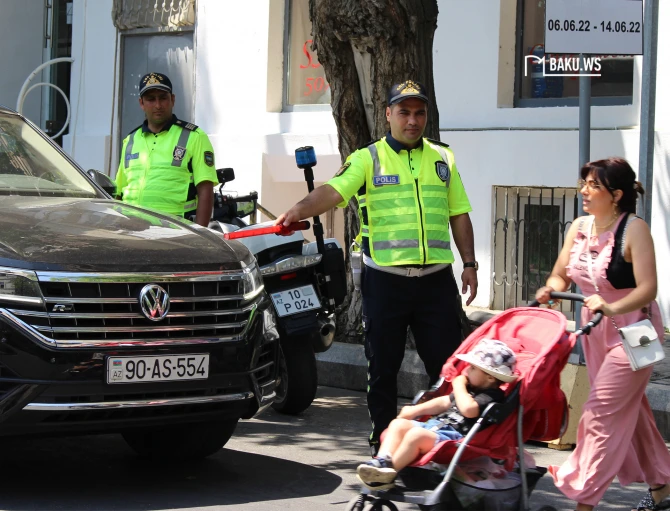 Yol polisi Bakıda Formula 1 tıxacını aradan qaldırmaq üçün belə çalışır - FOTO/VİDEO