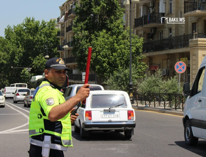 Yol polisi Bakıda Formula 1 tıxacını aradan qaldırmaq üçün belə çalışır - FOTO/VİDEO