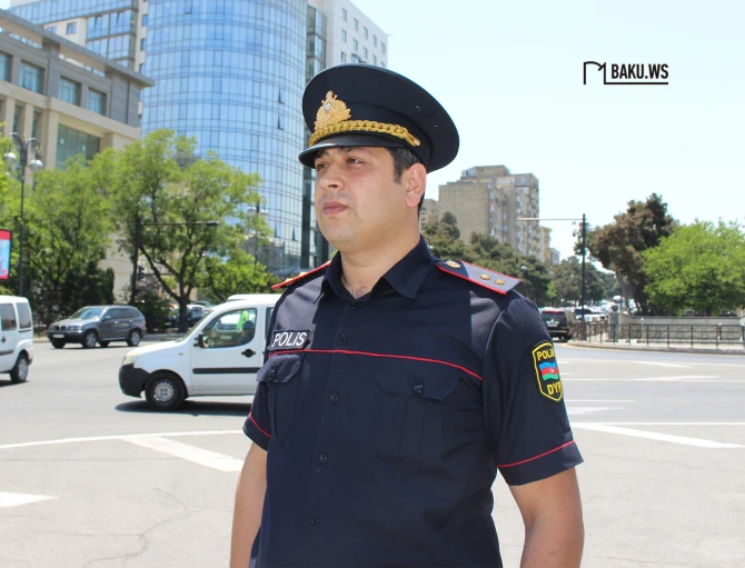 Yol polisi Bakıda Formula 1 tıxacını aradan qaldırmaq üçün belə çalışır - FOTO/VİDEO