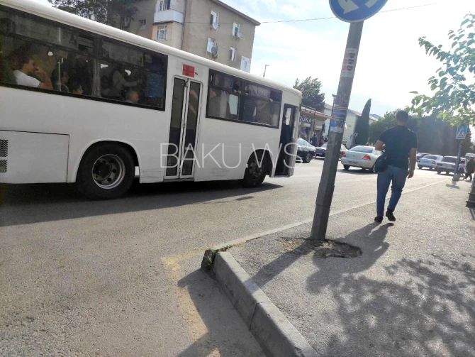 Bakıda bitməyən avtobus dərdi - Sürücülər qapılarını niyə bağlamır? - FOTO