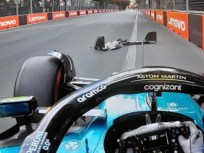 "Formula 1": Bakıdakı qəzadan sonra bolidin ön hissəsi qopub - FOTO