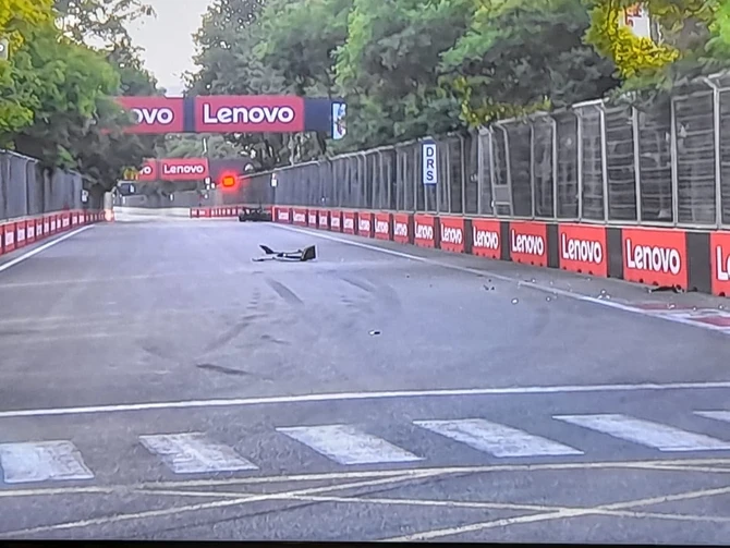 "Formula 1": Bakıdakı qəzadan sonra bolidin ön hissəsi qopub - FOTO