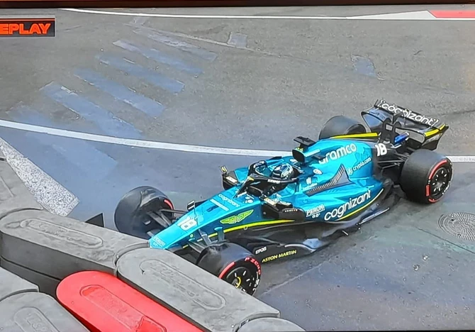"Formula 1": Bakıdakı qəzadan sonra bolidin ön hissəsi qopub - FOTO
