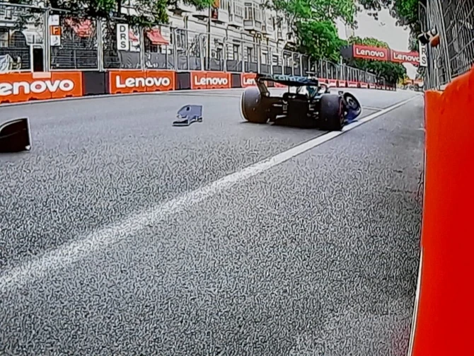 "Formula 1": Bakıdakı qəzadan sonra bolidin ön hissəsi qopub - FOTO