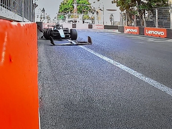 "Formula 1": Bakıdakı qəzadan sonra bolidin ön hissəsi qopub - FOTO