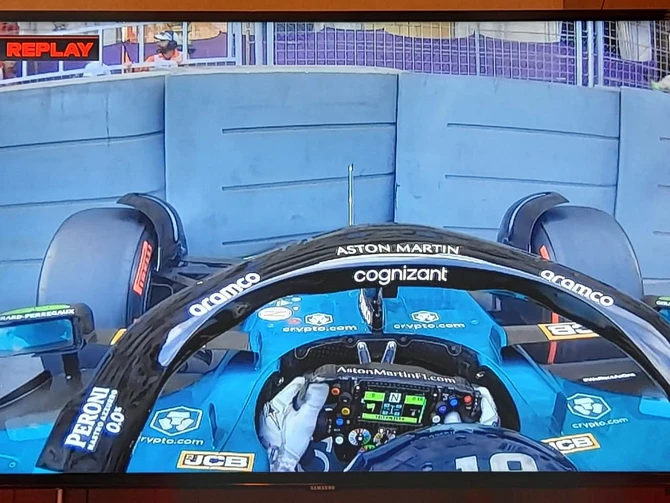 "Formula 1": Bakıdakı qəzadan sonra bolidin ön hissəsi qopub - FOTO