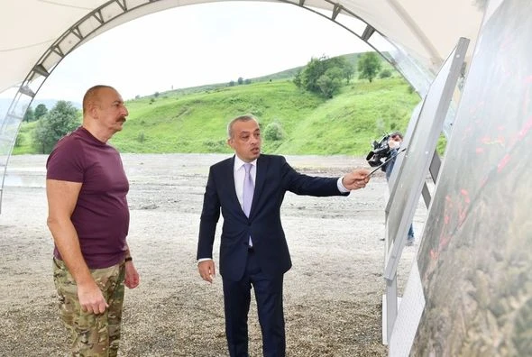 İlham Əliyev Laçında “Həkəriçay” su anbarı layihəsi ilə tanış olub - FOTO