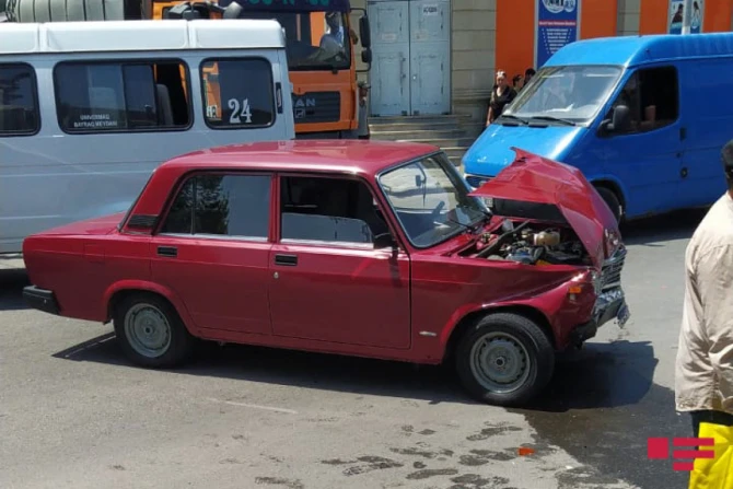 Gəncədə iki minik maşını toqquşub, xəsarət alanlar var - FOTO