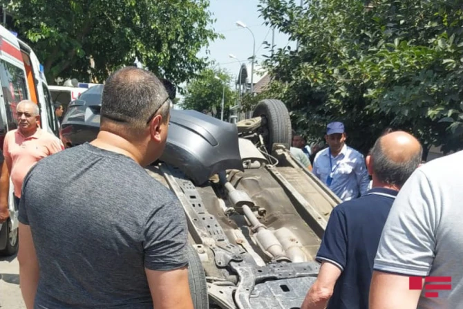 Gəncədə iki minik maşını toqquşub, xəsarət alanlar var - FOTO