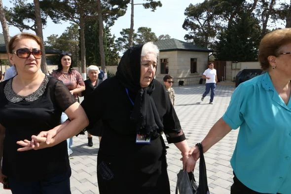 Polkovnik İlqar Mirzəyevin anası şəhid valideynlərinə müraciət etdi - FOTO