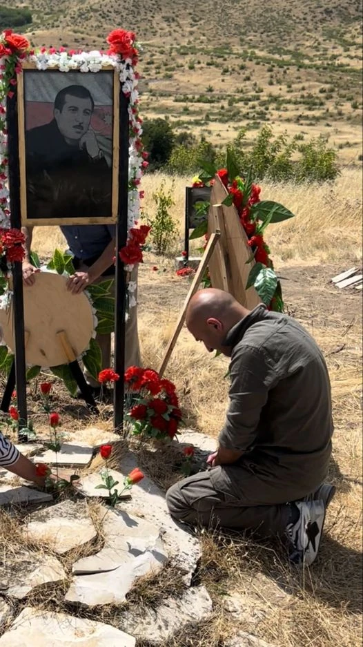 Səxavət Məmmədovun ABŞ-da yaşayan oğlu ilk dəfə atasının qəbrini ziyarət etdi - FOTO