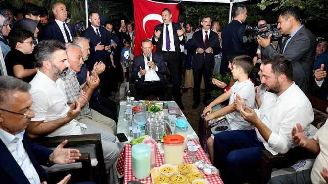 Ərdoğan hökumət rəsmiləri ilə şəhidin evinə gedib - FOTO