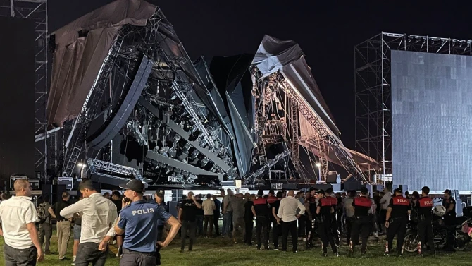 Tarkanın konserti üçün qurulan səhnə çökdü: Yaralanan var - FOTO/VİDEO