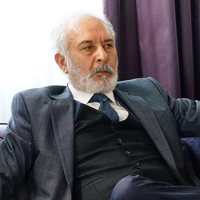 Tanınmış aktyorun anası özünü ağacdan asaraq intihar etdi - FOTO