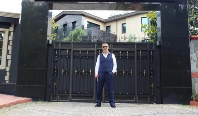 Sedat Pekerin evinə silahlı hücum olub