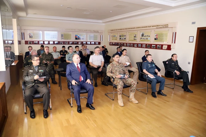 Müdafiə Nazirliyində hərbi attaşelər üçün brifinq keçirilib - FOTO