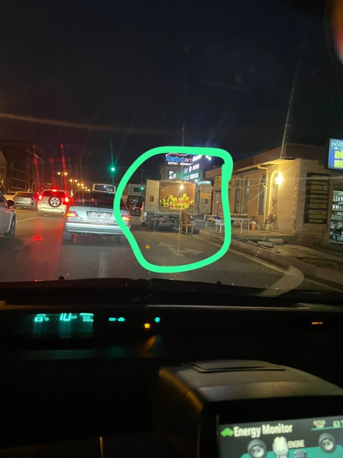 На автобусной полосе в Баку продают арбузы - ФОТО