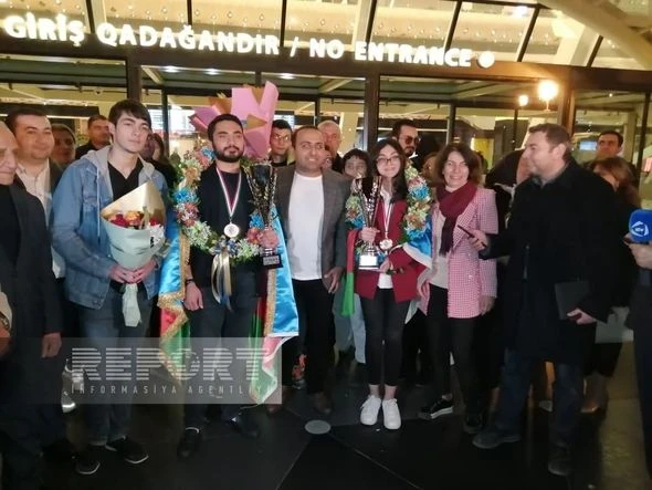 Şahmat üzrə gənclər arasında dünya çempionları Vətənə qayıdıblar - FOTO