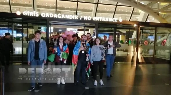 Şahmat üzrə gənclər arasında dünya çempionları Vətənə qayıdıblar - FOTO