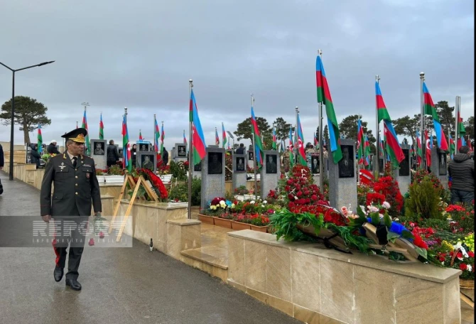 Müdafiə Nazirliyinin zabit heyəti Zəfər Günü ilə bağlı İkinci Şəhidlər xiyabanını ziyarət edib - FOTO