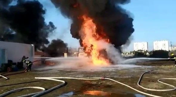 Сильный пожар в Сангачале: сгорели 50 тонн дизтоплива, повреждены грузовик и кафе - ОБНОВЛЕНО + ВИДЕО