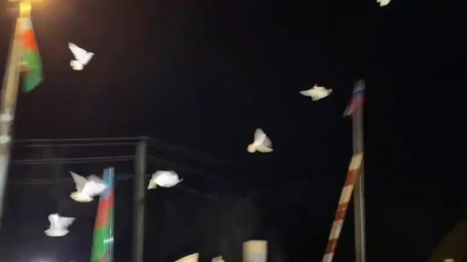 Şuşa-Xankəndi yolunda keçirilən aksiyanın iştirakçıları havaya göyərçin buraxıblar - FOTO