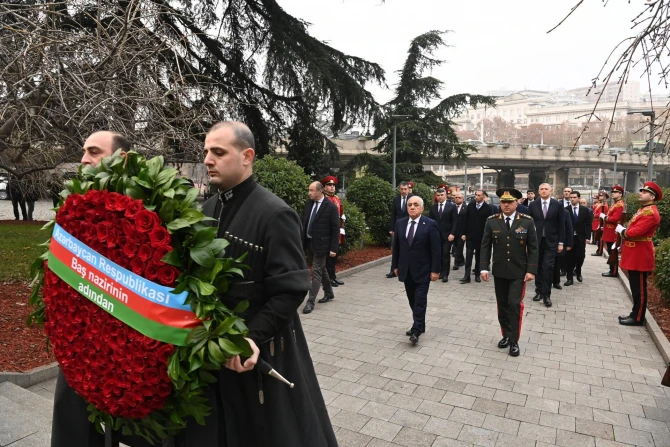 Əli Əsədov Tbilisidə Qəhrəmanlar abidəsini ziyarət edib - FOTO