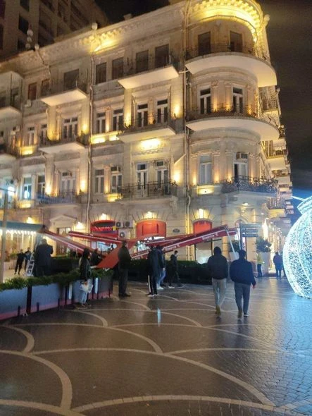 Bakıda güclü külək məşhur restoranın damını uçurdu - FOTO