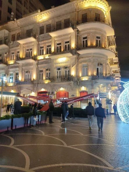 В центре Баку сильный ветер снес навес перед рестораном - ФОТО